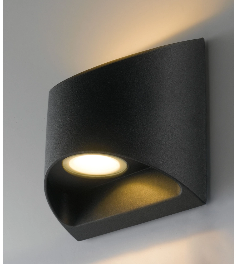 Applique a led "veyron" in alluminio goffrato nero, 12,3x13x6,9 cm